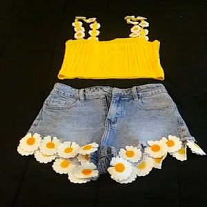 Akira sunflower Jean short set beautiful Details